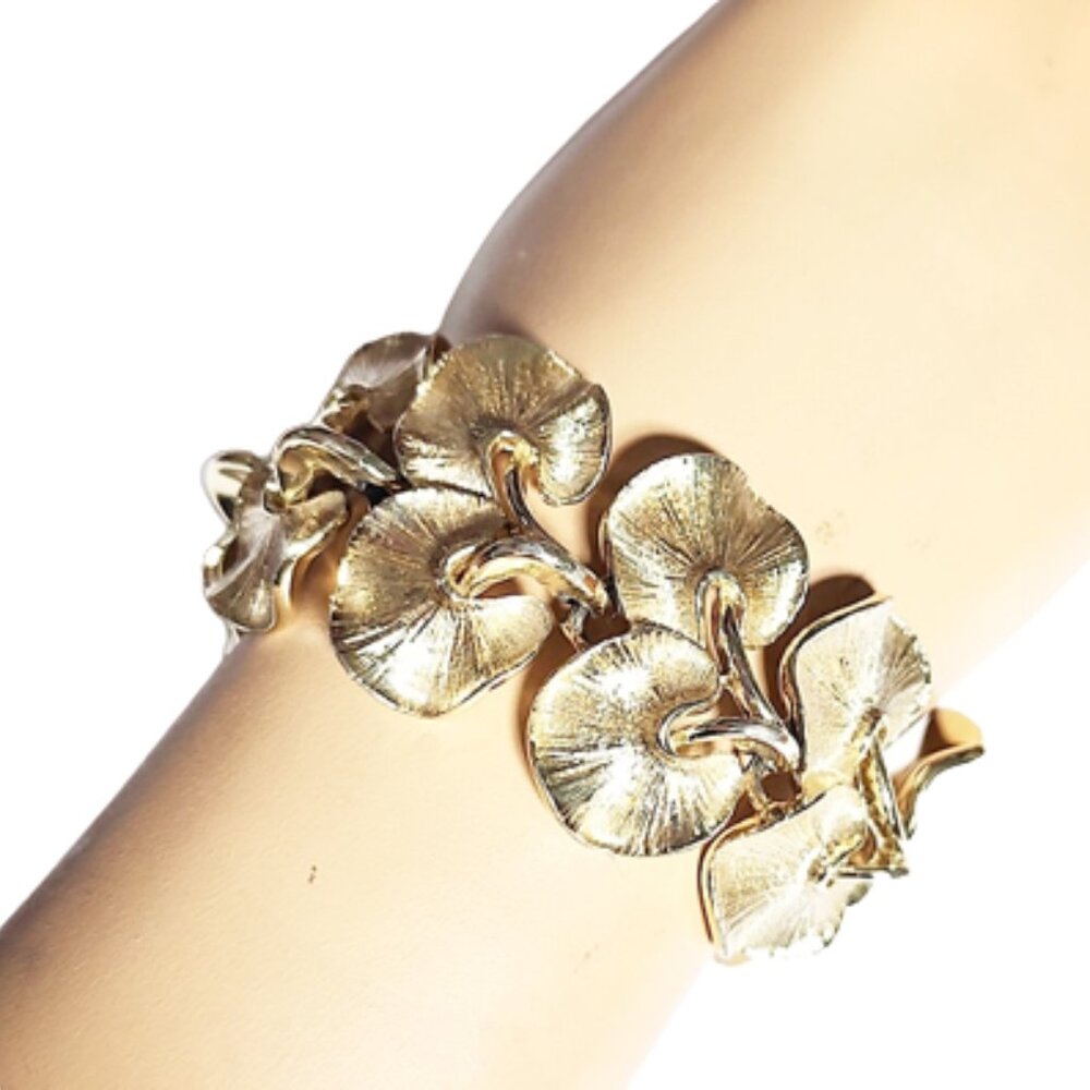 Vintage 1960s Silvery Gold Tone Flower Leaves Designer Link Bracelet By Lisner